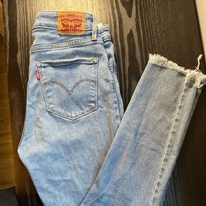 Light Wash Levi’s